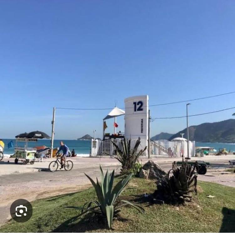 Un uomo in bicicletta che supera un limite di velocità di Studio em vila a 100m praia do recreio a Rio de Janeiro