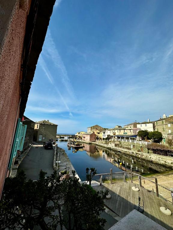 - une vue sur la rivière depuis un bâtiment dans l'établissement Casa Marelina - Maison de pêcheur port de Centuri, à Centuri