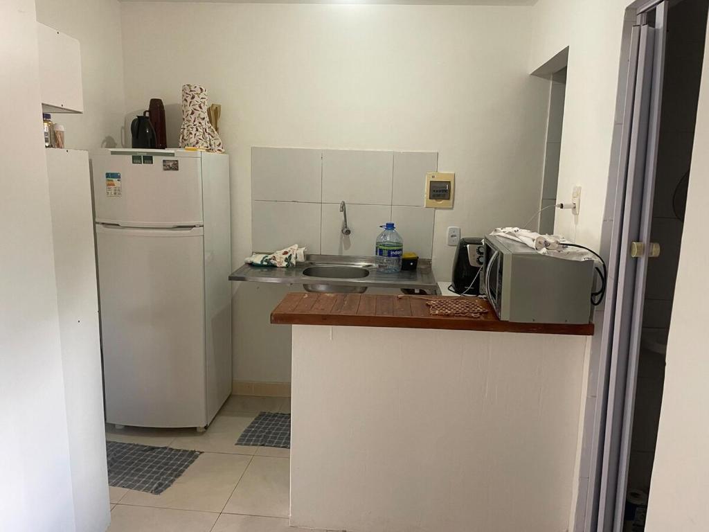 una cucina con un frigorifero bianco e un piano di lavoro di Apartamento para o carnaval cris a Salvador