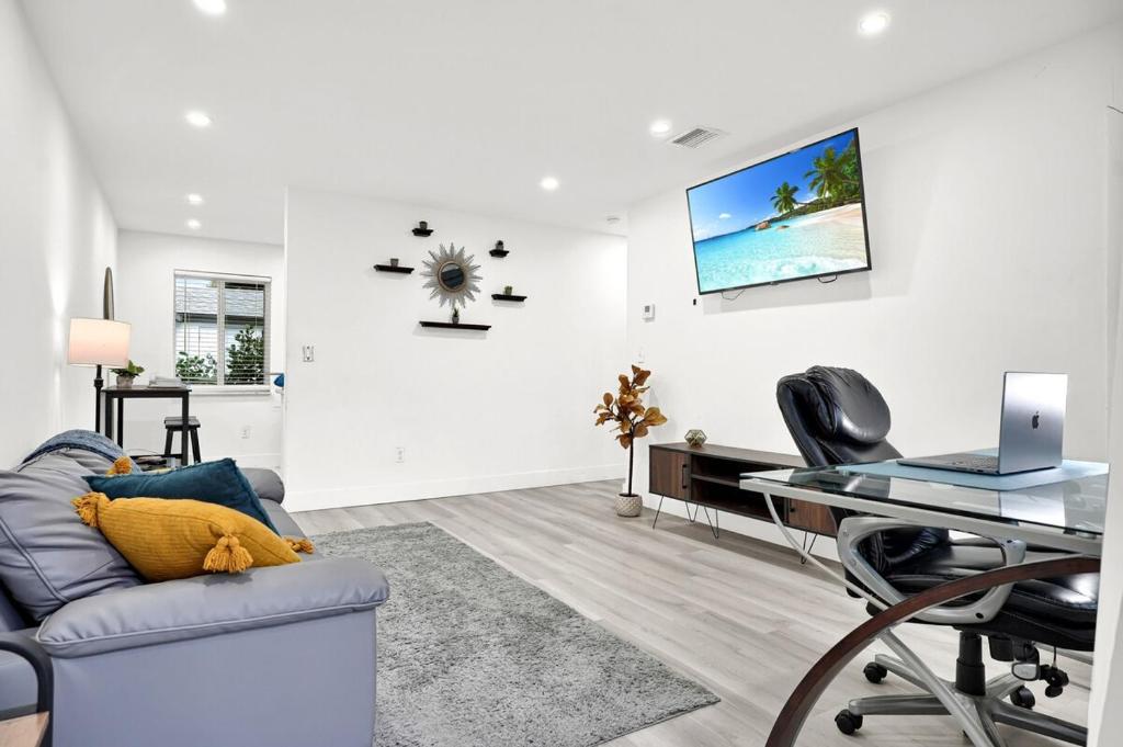 Μια τηλεόραση ή/και κέντρο ψυχαγωγίας στο Koze 2 Bedroom Duplex Home with King & Queen Beds, Near Everything Trendy