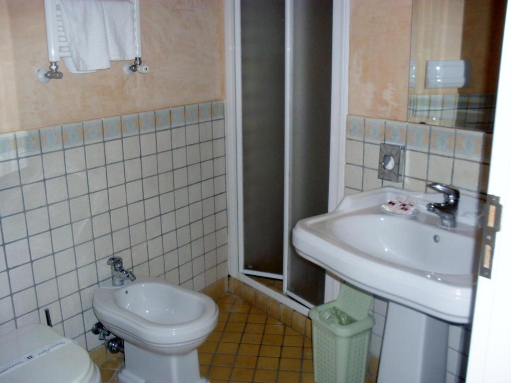 Hotel Clarean - Economy Triple Room With Balcony