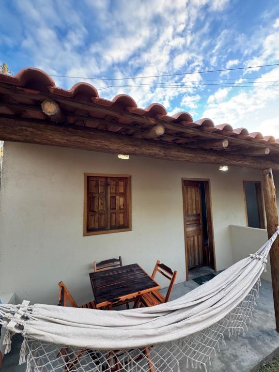 una hamaca en el porche de una casa en Vila Kairós, en Caraíva