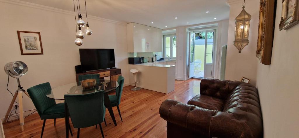 un soggiorno con un divano in pelle e un tavolo di Pateo Boaventura in Bairro Alto a Lisbona