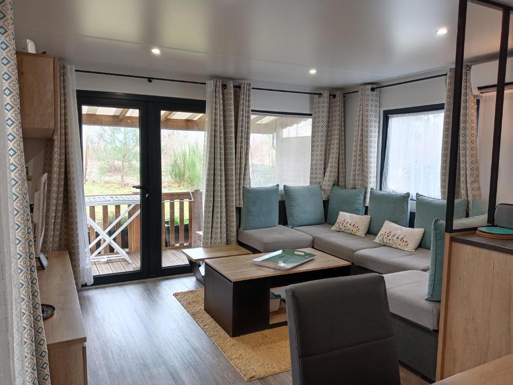 Photo de la galerie de l'établissement MH 558 SPACIOSA 2 chambres ET 1 salle de bain 45m2 2 terrasses avec vue sur foret dans camping 4étoiles, à Saint-Julien-en-Born