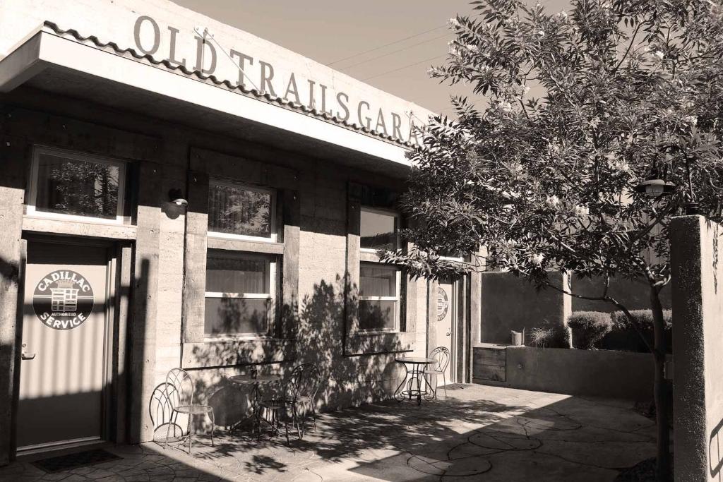 een zwart-witfoto van een oud treinstation bij Brunswick Studio 102 in Kingman