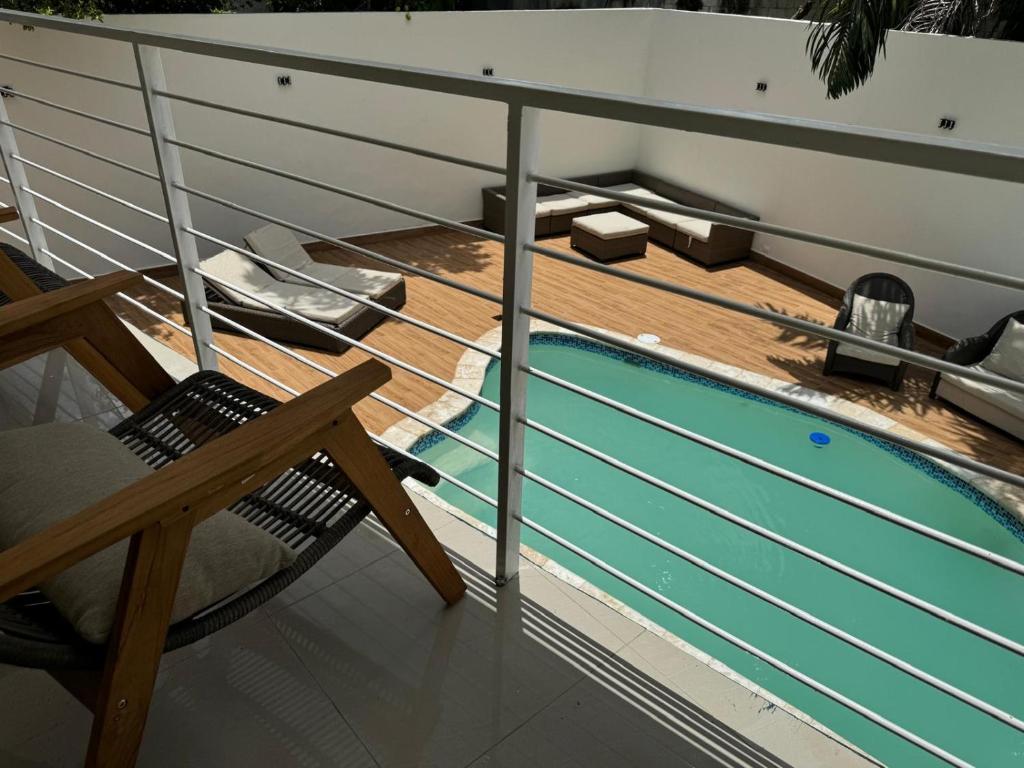 una terraza con piscina en un crucero en Solano Apartamentos, en Boca Chica