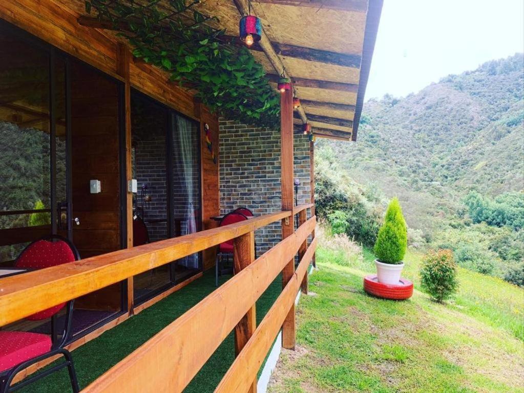 Nespecifikovaný výhled na hory nebo výhled na hory při pohledu z hotelu