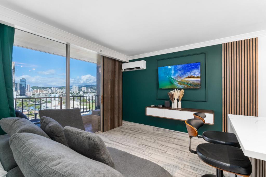 a living room with green walls and a couch at Modern Suite Free Parking View AC King Bed Kitchen in Honolulu