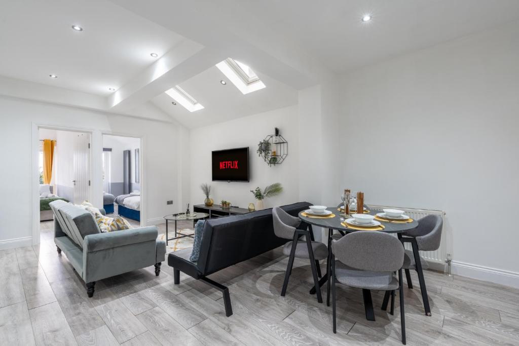 Μια τηλεόραση ή/και κέντρο ψυχαγωγίας στο Spacious & Comfortable 3-Bedroom Retreat in NW10