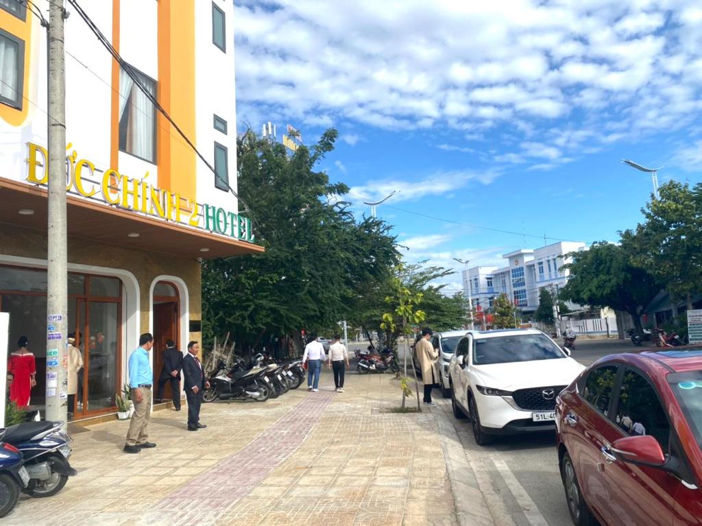 a group of people standing outside of a building at KHÁCH SẠN ĐỨC CHÍNH 2 - Phan Rang in Bắc Sớn