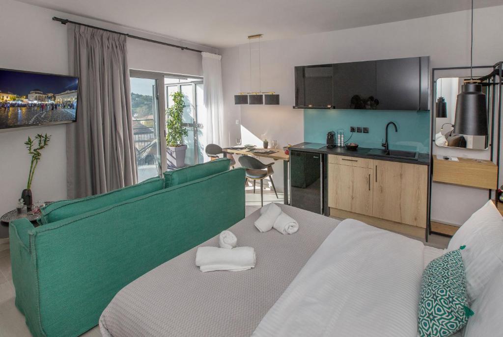 Kuchyň nebo kuchyňský kout v ubytování Ermou Monastiraki View Acropolis w Jacuzzi