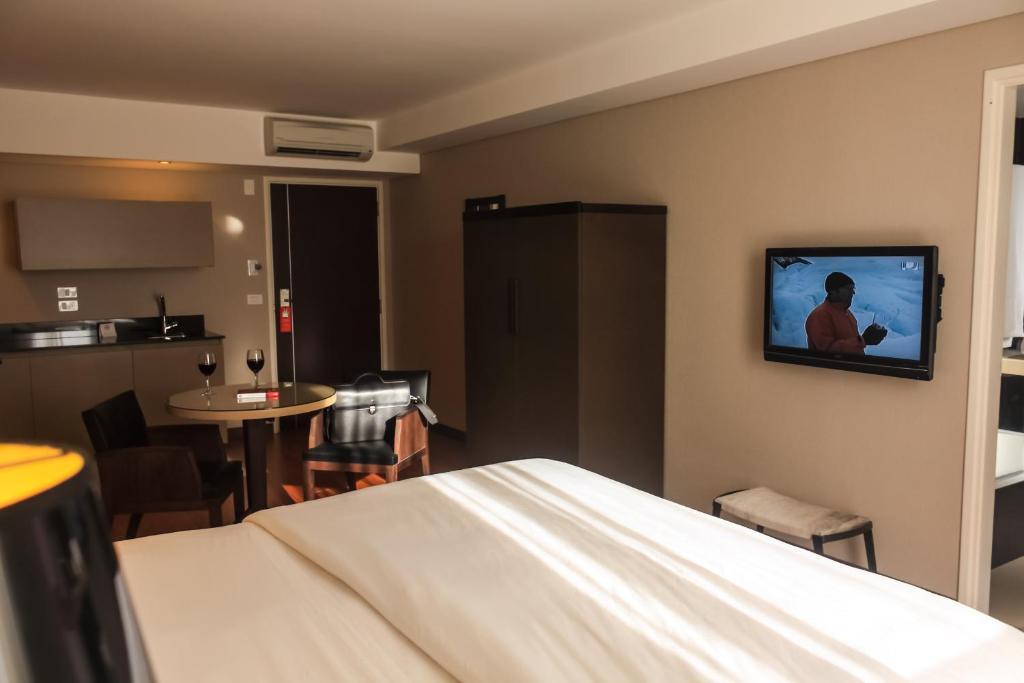TV a/nebo společenská místnost v ubytování AXSUR Design Hotel