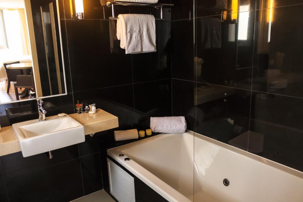 Koupelna v ubytování AXSUR Design Hotel