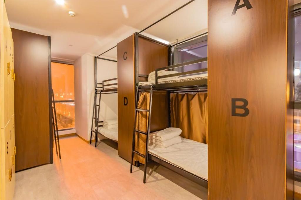 Postel nebo postele na pokoji v ubytování Star City Zen Boutique Social Youth Hostel Wujiang Road Subway Station Branch