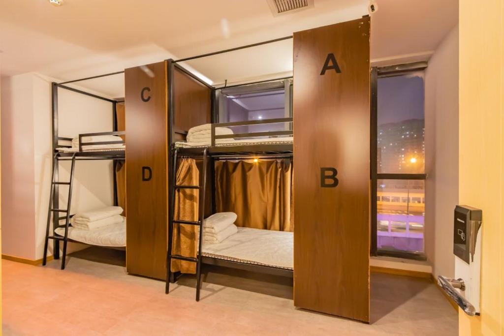 Postel nebo postele na pokoji v ubytování Star City Zen Boutique Social Youth Hostel Wujiang Road Subway Station Branch