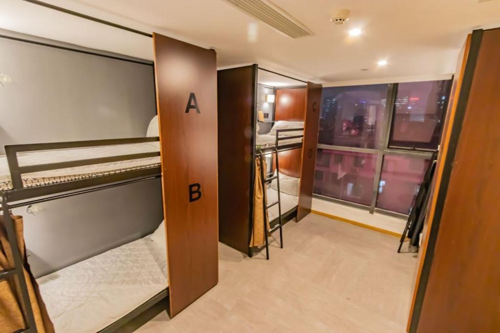 Postel nebo postele na pokoji v ubytování Star City Zen Boutique Social Youth Hostel Wujiang Road Subway Station Branch