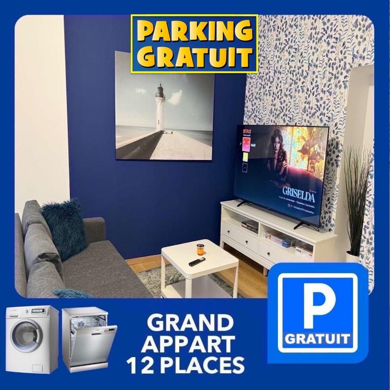 Il comprend un salon doté d'une télévision et d'un mur bleu. dans l'établissement 24 CHIC & COSY GRAND APPART 88m2 PARKING GRATUIT HYPERCENTRE NETFLIX, à Saint-Étienne