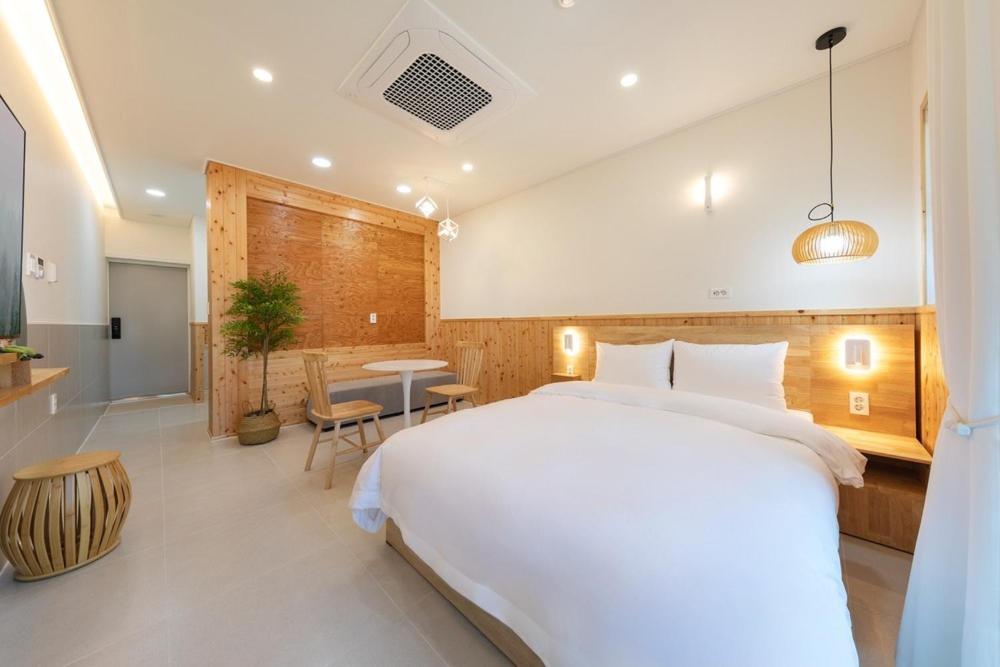 Postel nebo postele na pokoji v ubytování Gangneung Stay Gyeongpo 55