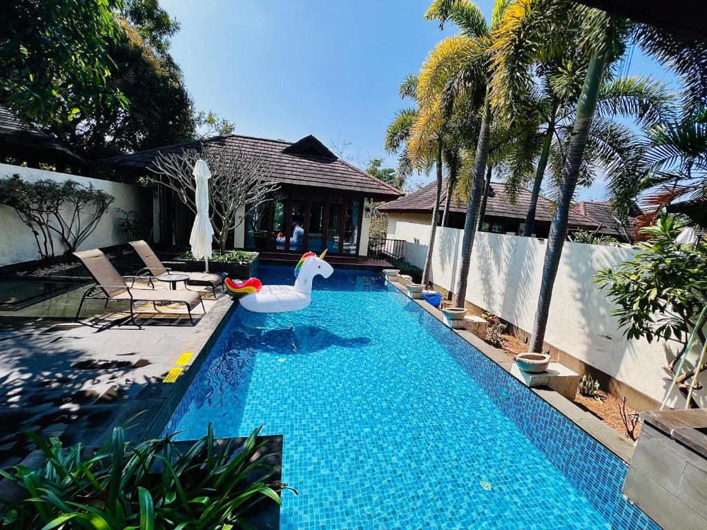 a swimming pool with a swan in the middle at 三亚亚龙湾伊墅情怀旅租 in Sanya