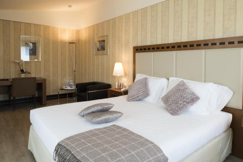 Postel nebo postele na pokoji v ubytování Hotel Maggior Consiglio