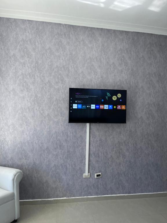 TV a/nebo společenská místnost v ubytování Beachside Private Room & Private Bathroom in Spacious Apartment