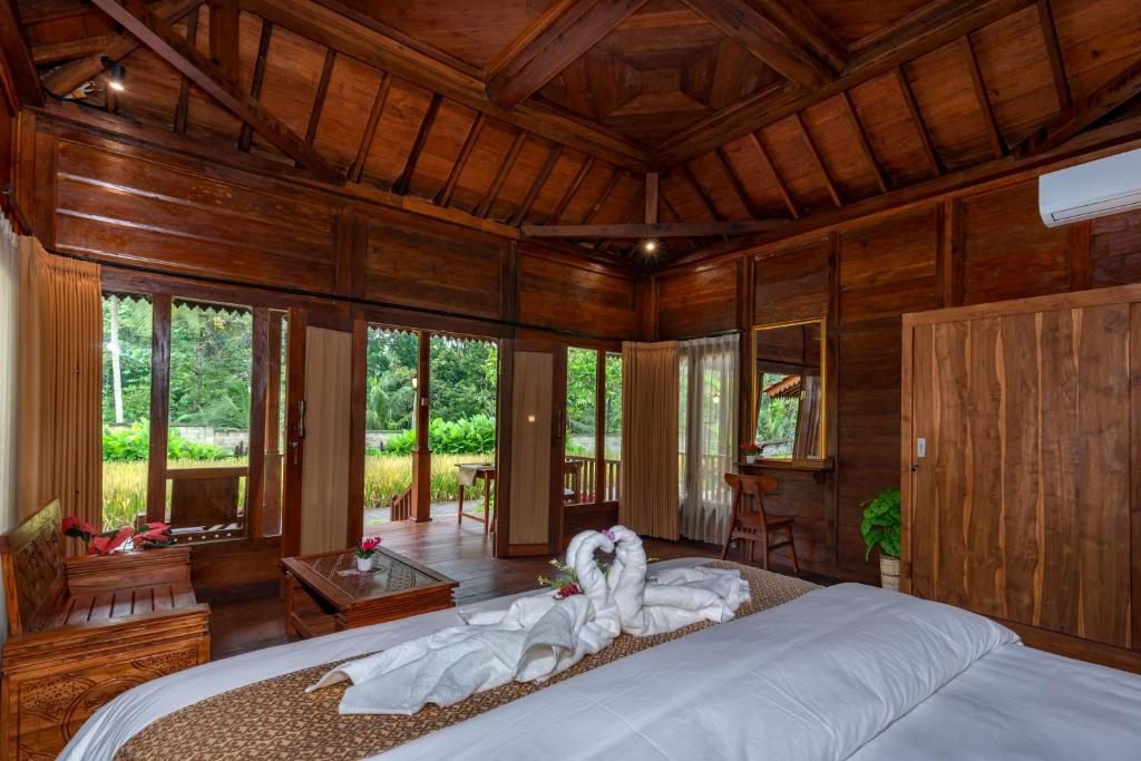 Postel nebo postele na pokoji v ubytování Uma Ulun Dugul Ubud by Uniquecations