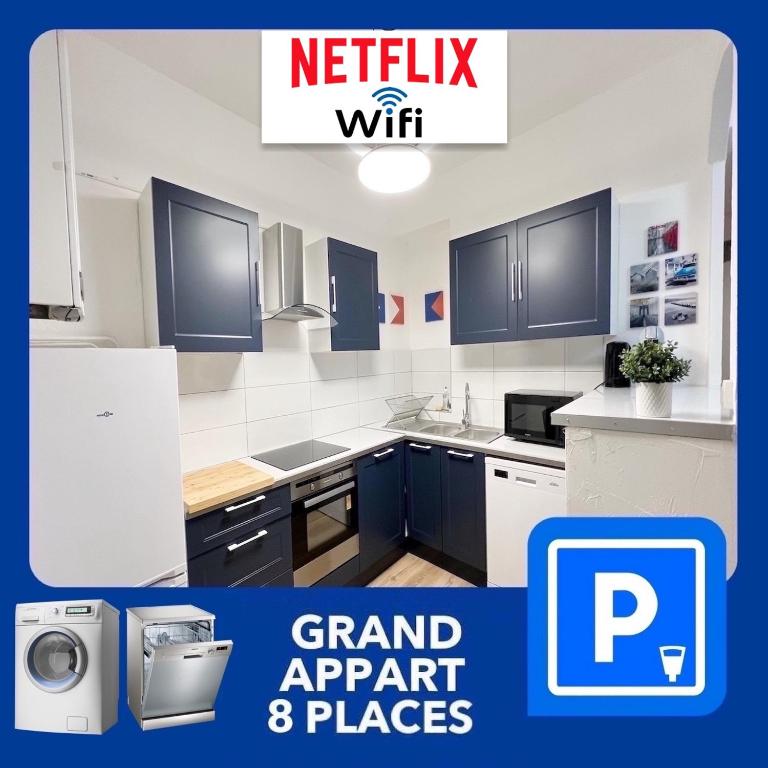 une cuisine avec des appareils électroménagers blancs et des armoires bleues dans l'établissement 016 CHIC & COSY GRAND APPART MODERNE 65m2 HYPERCENTRE WIFI SMART TV NETFLIX, à Saint-Étienne