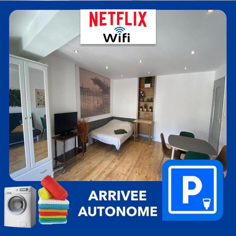 Cet appartement comprend une chambre avec un lit et une télévision. dans l'établissement 018 CHIC & COSY F1 41m2 HYPERCENTRE WIFI SMART TV NETFLIX, à Saint-Étienne