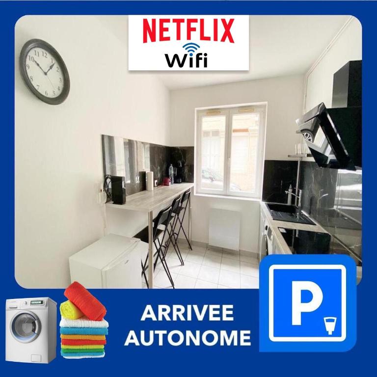 une image d'une cuisine avec une horloge sur le mur dans l'établissement 023 CHIC & COSY F1 23m2 HYPERCENTRE WIFI SMART TV NETFLIX, à Saint-Étienne