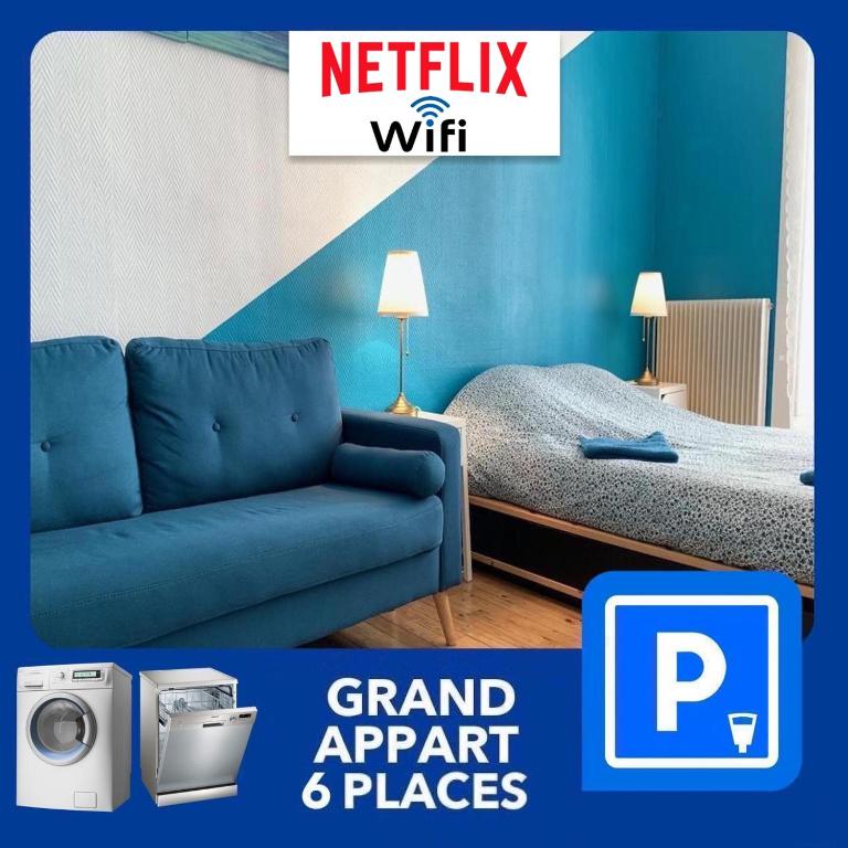 une chambre avec un canapé bleu et un lit dans l'établissement 020 CHIC & COSY GRAND APPART 57m2 HYPERCENTRE WIFI SMART TV NETFLIX, à Saint-Étienne