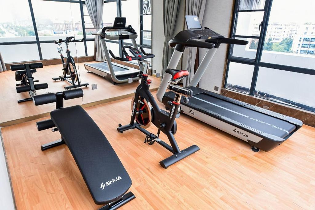 Fitness centrum a/nebo fitness zařízení v ubytování LIZ International Hotel Panyu Ginza Shiqiao Metro Branch - Free Shuttle Bus to Canton Fair Complex During Canton Fair Period & Free Breakfast & Free Afternoon Tea & Free Midnight Snack