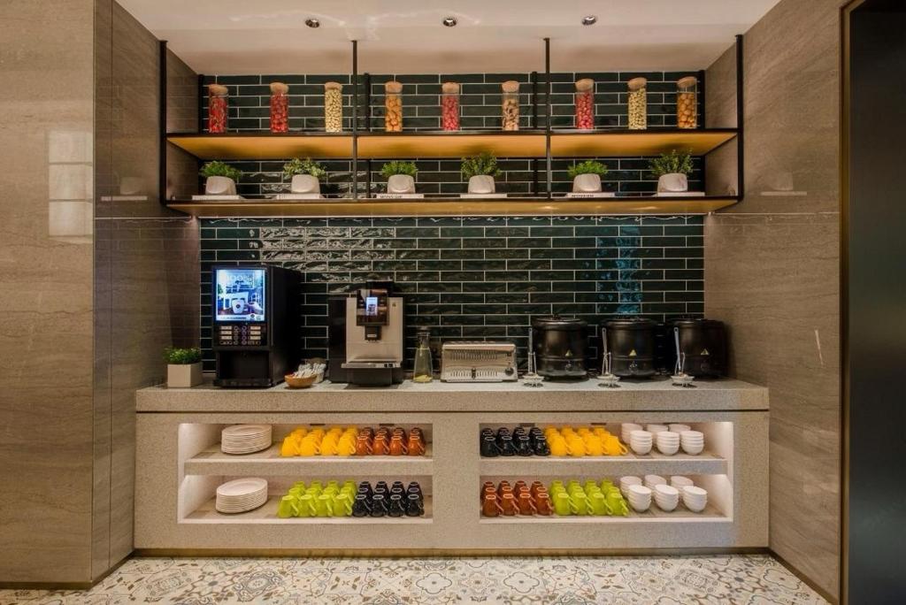 Příslušenství pro přípravu čaje a kávy v ubytování LIZ International Hotel Panyu Ginza Shiqiao Metro Branch - Free Shuttle Bus to Canton Fair Complex During Canton Fair Period & Free Breakfast & Free Afternoon Tea & Free Midnight Snack