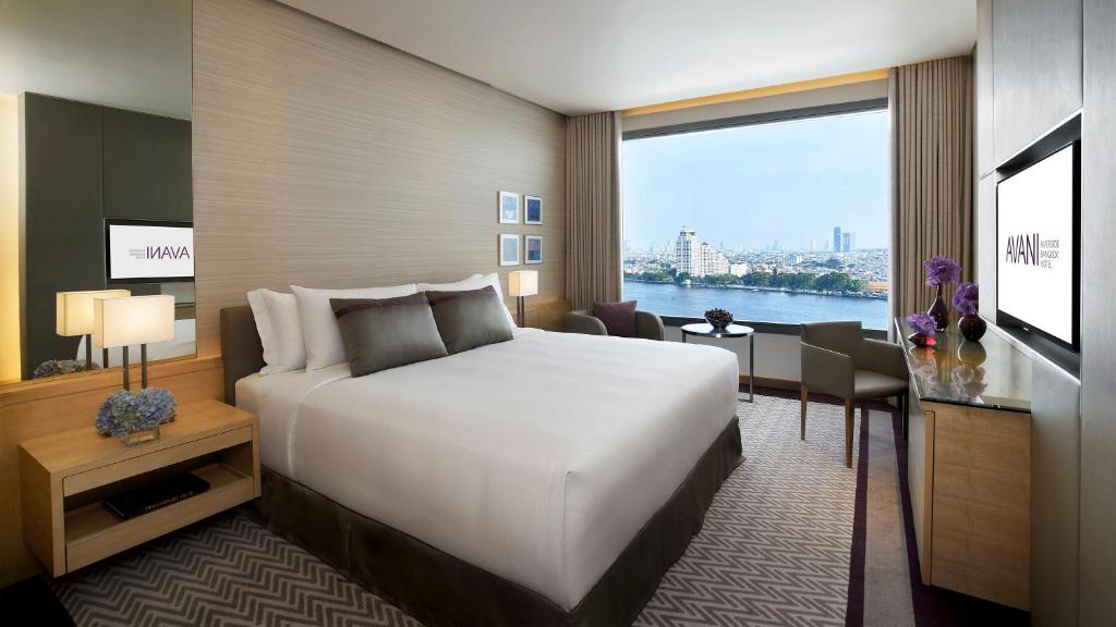 Postel nebo postele na pokoji v ubytování Avani Plus Riverside Bangkok Hotel