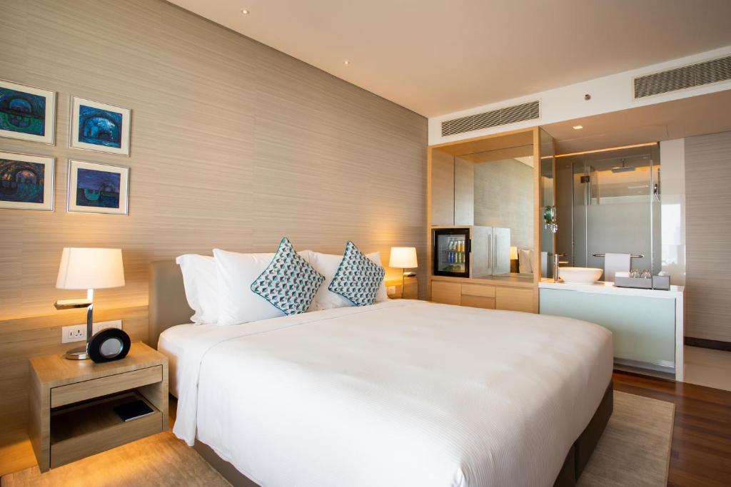 Postel nebo postele na pokoji v ubytování Avani Plus Riverside Bangkok Hotel