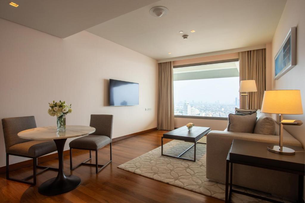 TV a/nebo společenská místnost v ubytování Avani Plus Riverside Bangkok Hotel
