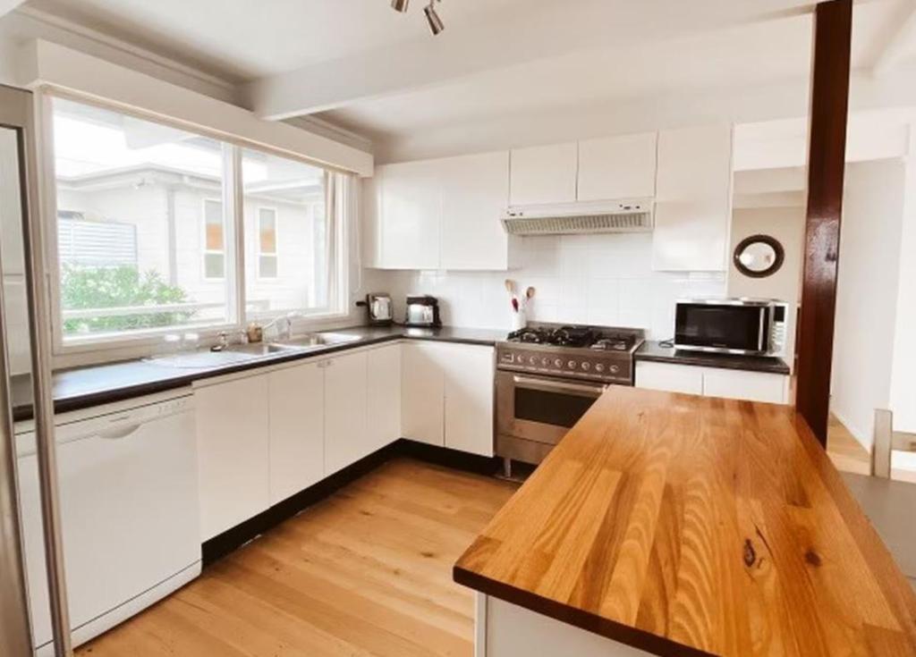 Kuchyň nebo kuchyňský kout v ubytování 55 Vista Drive