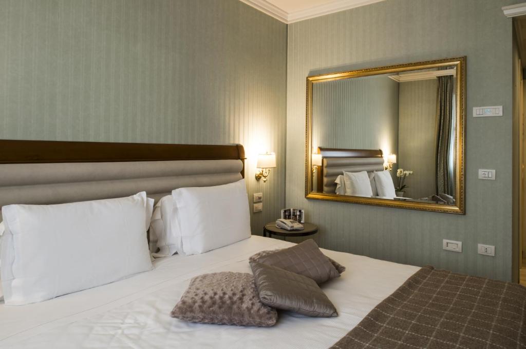 Postel nebo postele na pokoji v ubytování Hotel Maggior Consiglio