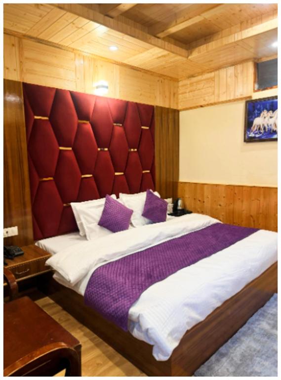 Postel nebo postele na pokoji v ubytování MANALI HOTEL H A R M O N I near river and temple