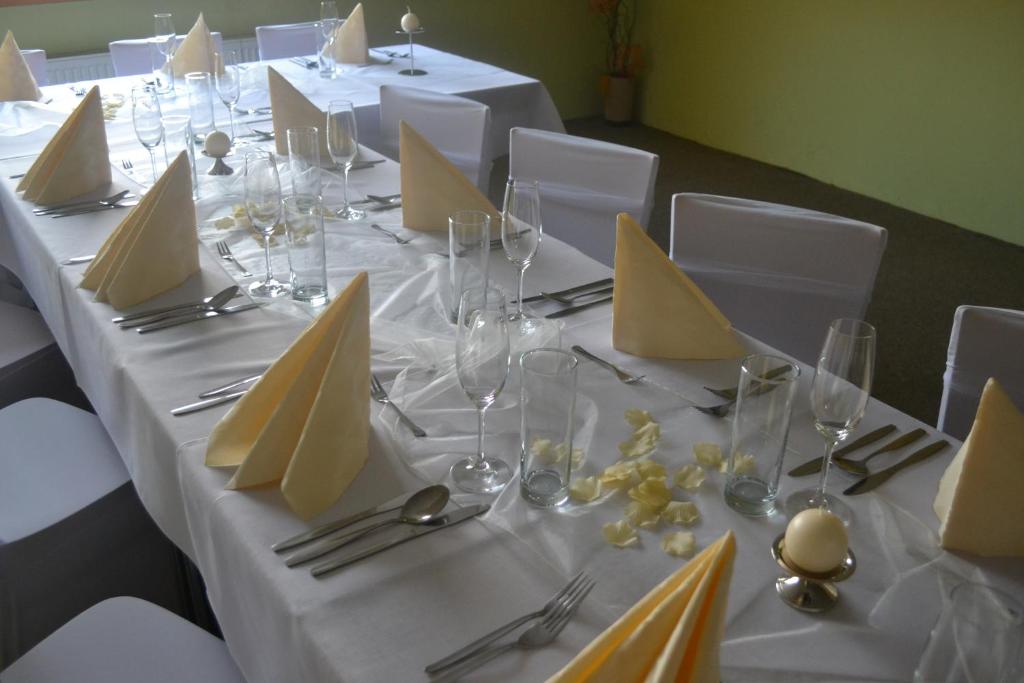 Restauracja lub miejsce do jedzenia w obiekcie Penzion U Zámecké Zahrady