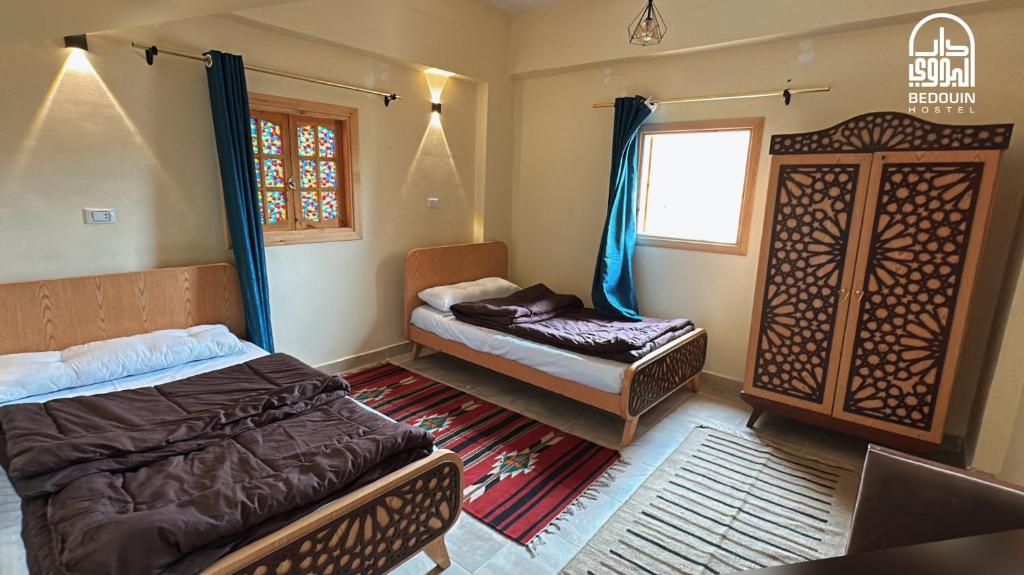 Postel nebo postele na pokoji v ubytování Bedouin Hostel- دار البدوي