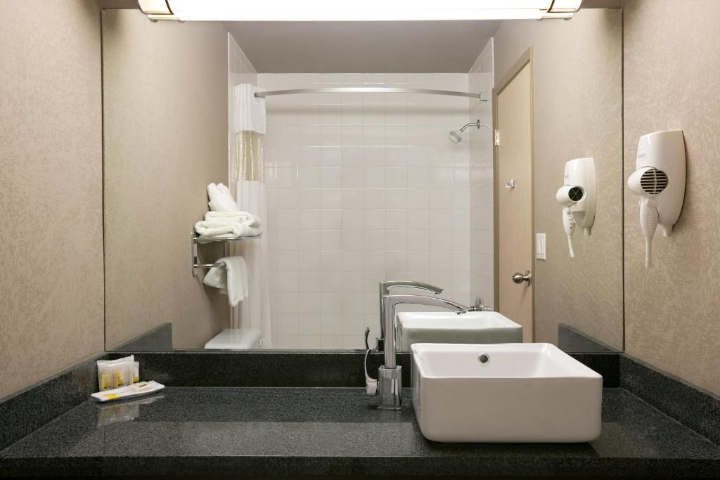 Days Inn by Wyndham Regina - Business Zimmer Mit Kingsize-Bett - Nichtraucher