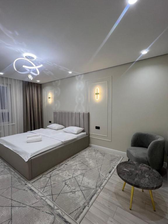 Ένα ή περισσότερα κρεβάτια σε δωμάτιο στο Элитные апартаменты в ЖК Tumar Apartment от BI Group, комфорт и стиль в самом сердце Шымкента