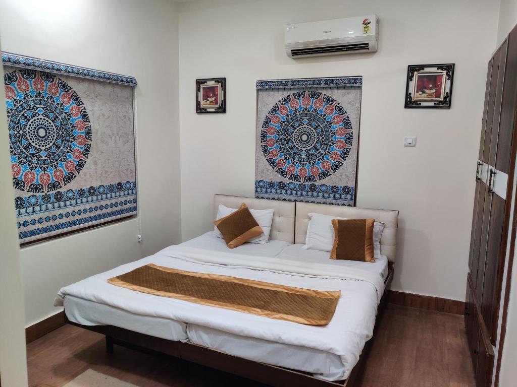 Postel nebo postele na pokoji v ubytování Rampriya Service Apartment