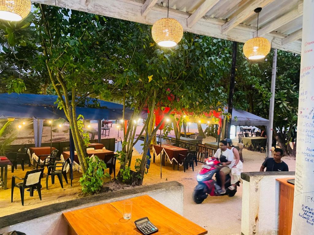 高尔Samee Cottage的一对夫妇在餐厅里骑摩托车