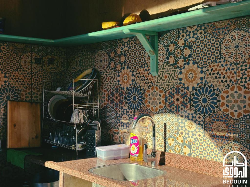 Kuchyň nebo kuchyňský kout v ubytování Bedouin Hostel- دار البدوي