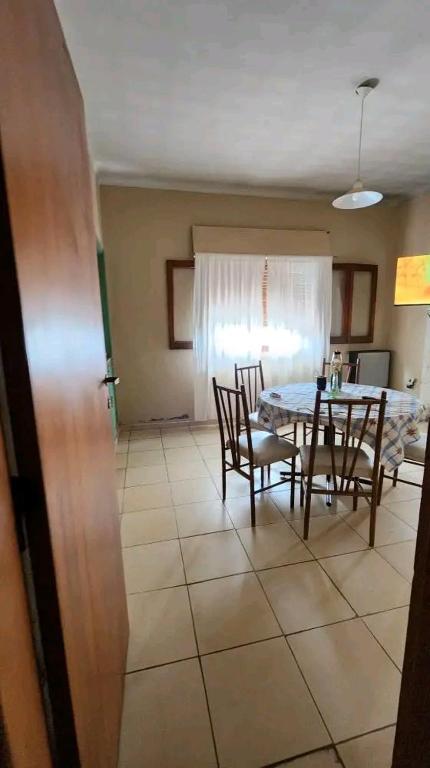 eine Küche und ein Esszimmer mit Tisch und Stühlen in der Unterkunft Departamento house in Río Cuarto