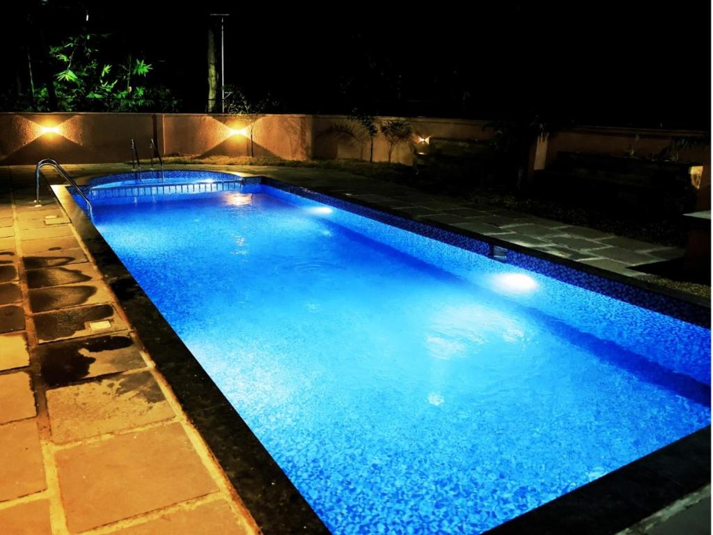 Bazén v ubytování Aqualuxe Premium Suites nebo v jeho okolí