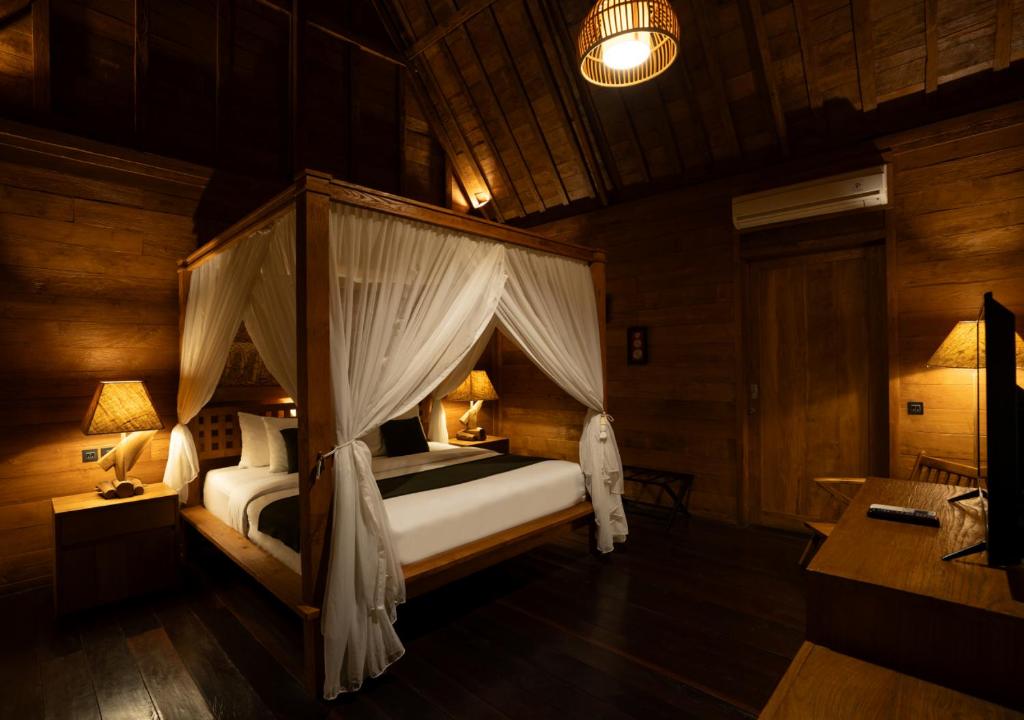 Wooden House with Garden View and Bathtub