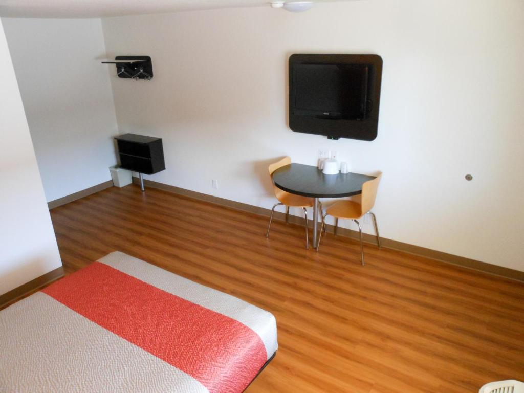TV a/nebo společenská místnost v ubytování Motel 6-Fallon, NV