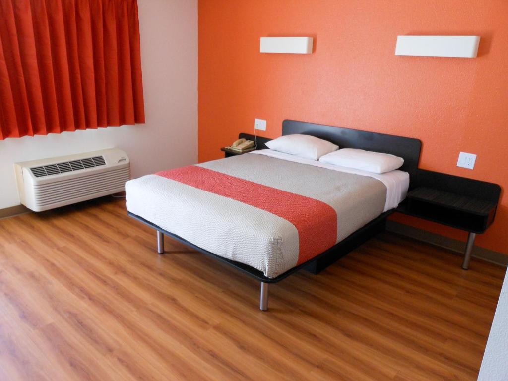 Postel nebo postele na pokoji v ubytování Motel 6-Fallon, NV